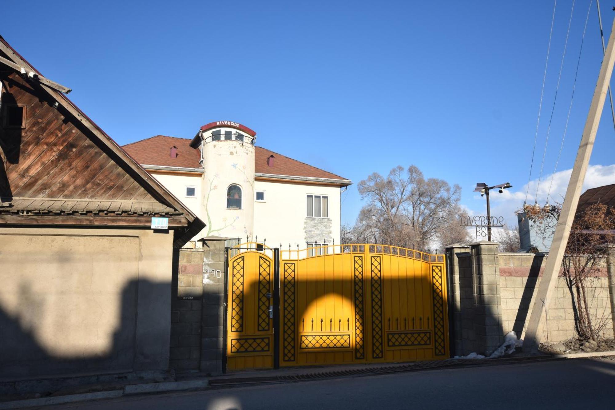 Riverside Karakol Bagian luar foto
